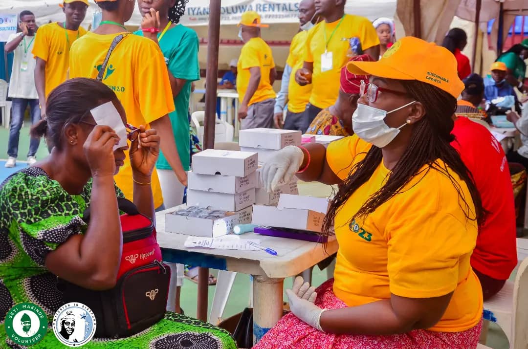 westcoast101231's tweet photo. Still on FREE MEDICAL OUTREACH going on at Adamasingba stadium courtesy of SMV &amp; OID.....

At the EYE TEST sections where you get tested and administered.

#smv
#seyimakindevolunteer
#smvmedicaloutreach
#Omititun 2.0 https://t.co/UUqcUzJC0D