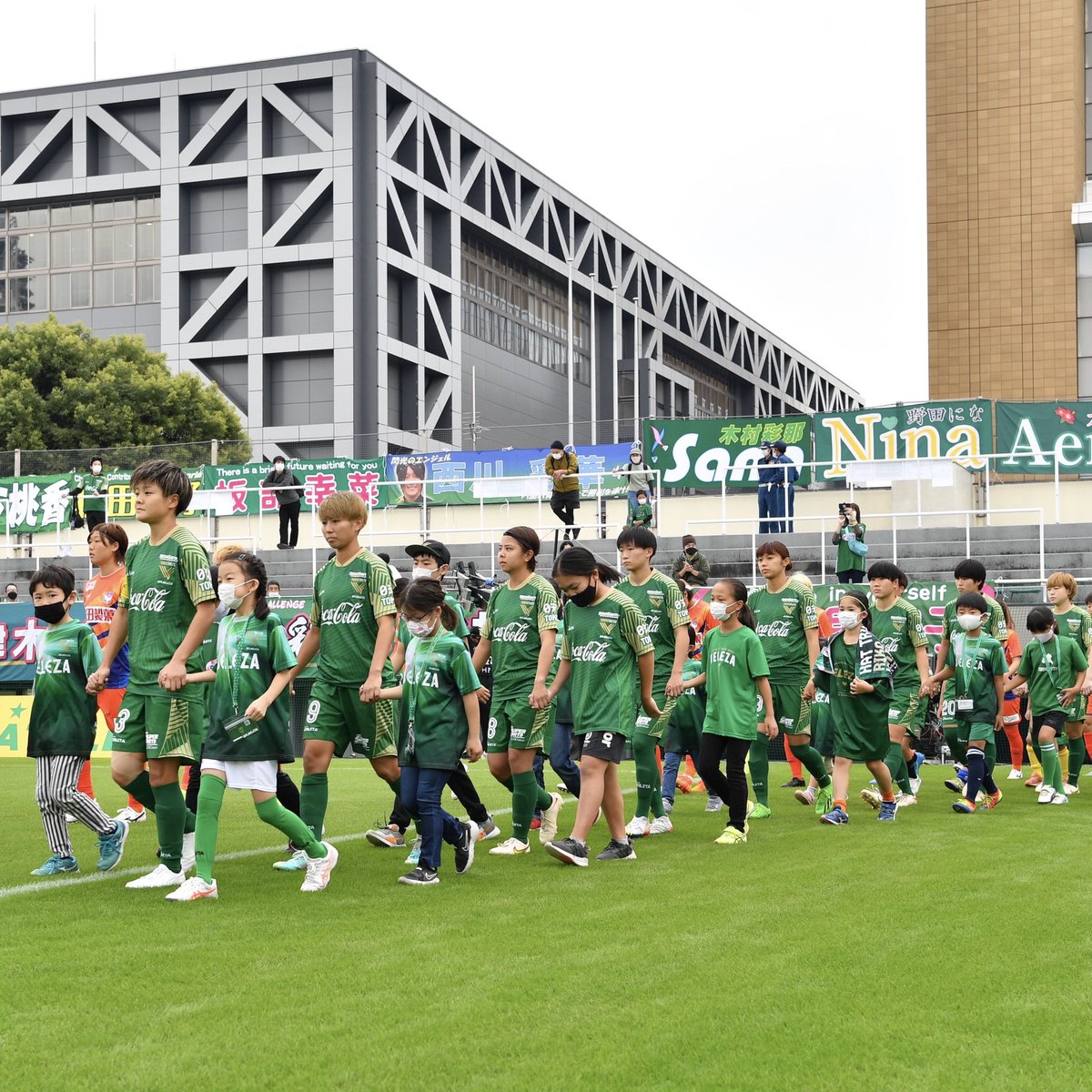 サッカー好きの小中学生に朗報です 1月9日は北区でサッカー観戦 次回1月9日に行われる 日テレ 東京ヴェルディベレーザのホームゲームに 小学生エスコートキッズの募集 小中学生全員を無料ご招待 を行うことが決定したとの情報が どちらも貴重な