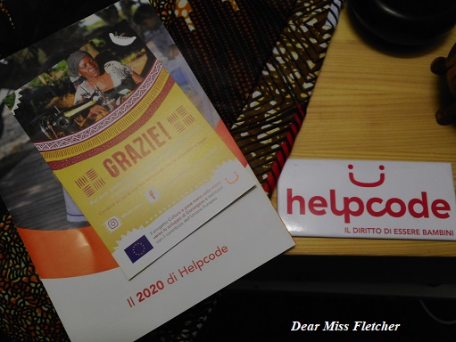Miss_S_Fletcher's tweet photo. Se passate in centro per i regali fate anche un salto in Via XXV Aprile 12, troverete il coloratissimo mercatino di #Natale di #Helpcode. #Genova https://t.co/zXYFOv9Xuq