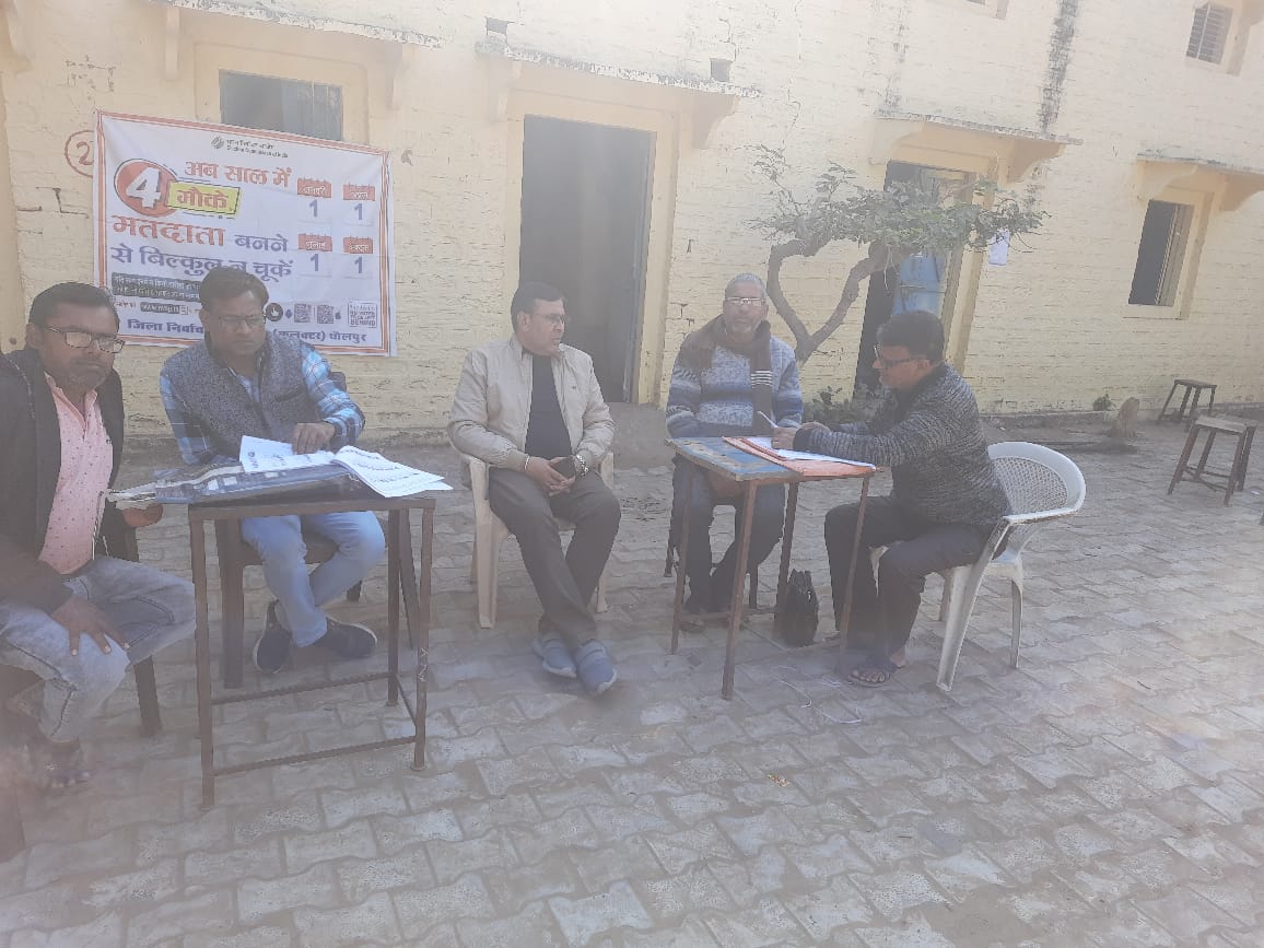 DEODholpur's tweet photo. #SSR2023 #SSR23 #100PercentSahi #GoVerify #GoRegister #NoVoterToBeLeftBehind
विधानसभा निर्वाचन क्षेत्र बसेड़ी में पीवीटीजी के लिए कैंप का आयोजन समर्पित AERO तहसीलदार, मनोज भारद्वाज के नेतृत्व में आयोजित किया गया।
@CeoRajasthan
@ECISVEEP
@SpokespersonECI
@rajivkumarec
@DholpurDm https://t.co/zlIK4AEoXz