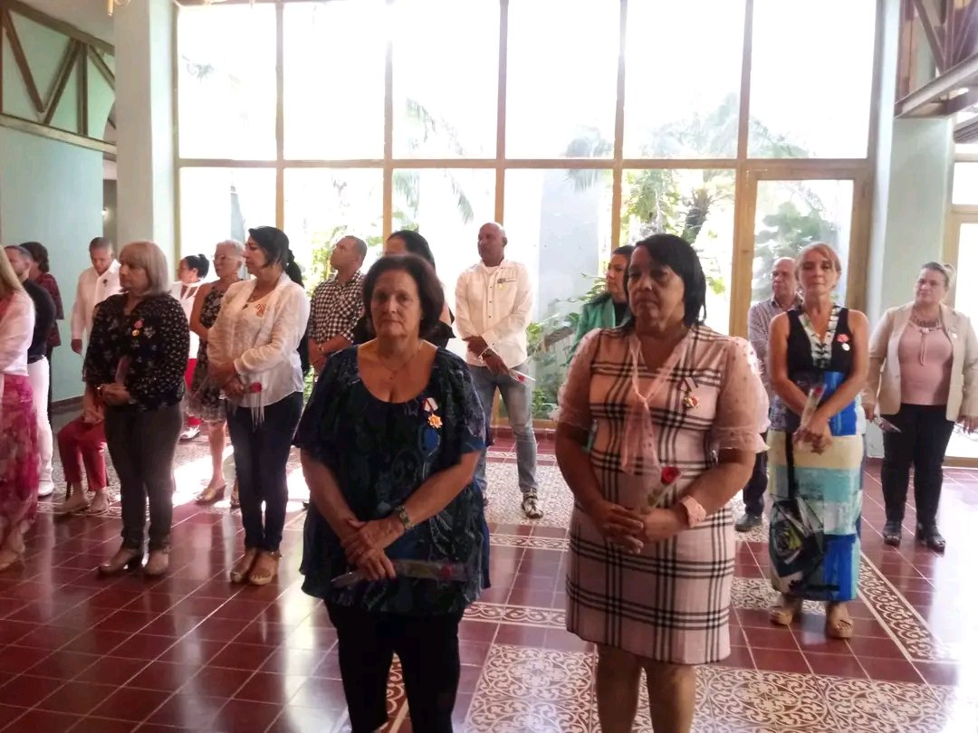 En toda #Cuba se desarrollan actos de homenaje a los educadores, reciben el reconocimiento de alumnos, familias, la comunidad, organizaciones y organismos. Los maestros se siguen creciendo para ofrecer una educación de más calidad #CubaEduca <a href="/PresidenciaCuba/">Presidencia Cuba 🇨🇺</a> <a href="/DiazCanelB/">Miguel Díaz-Canel Bermúdez</a>