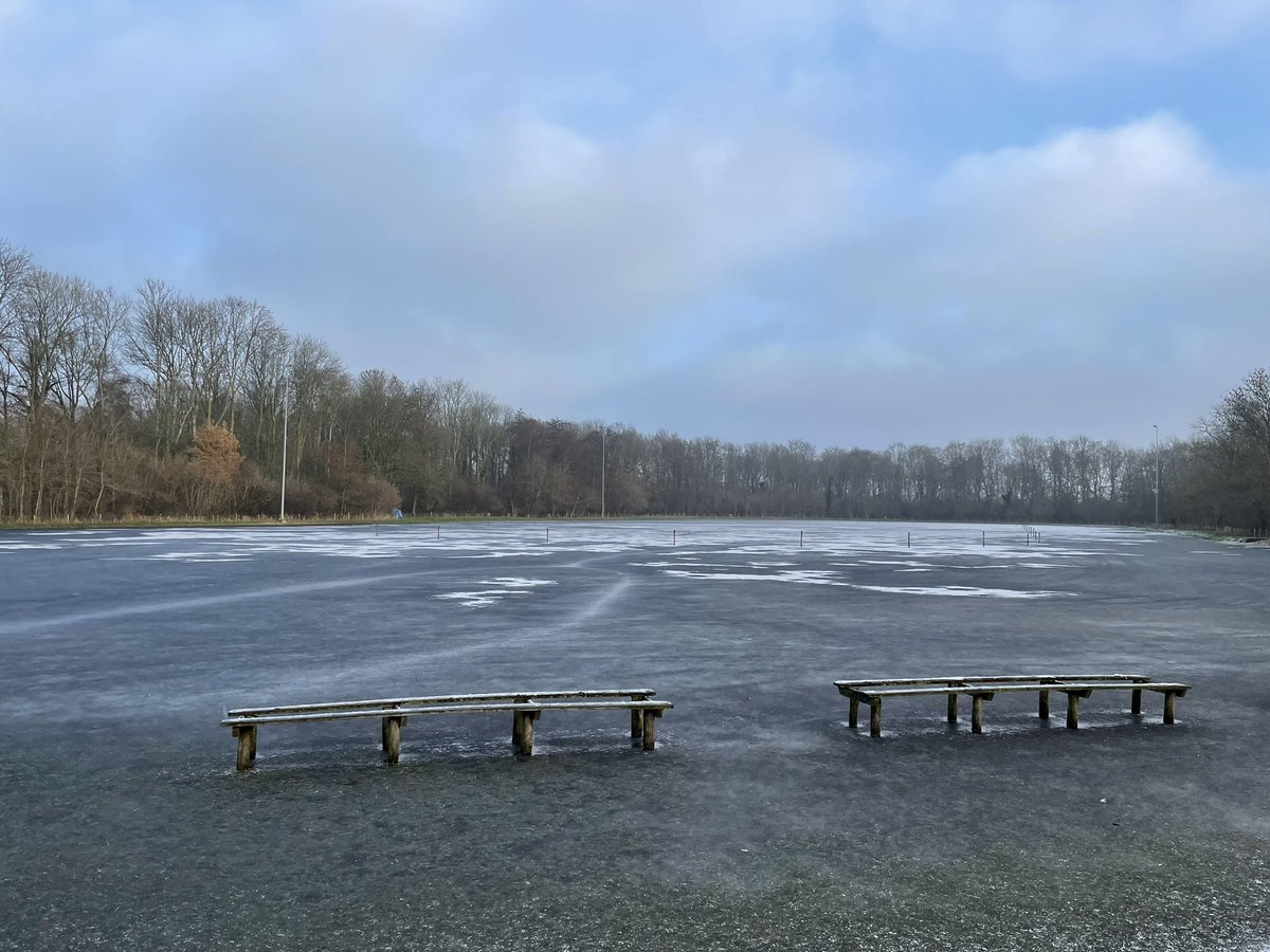 De ijsbaan kan nog niet open. Op dit moment varieert de ijsdikte tussen de 4,5 en 6 cm. We hebben minimaal 7 cm nodig om veilig en vertrouwd schaatsplezier mogelijk te maken. Misschien biedt komende nacht nog voldoende vorst.