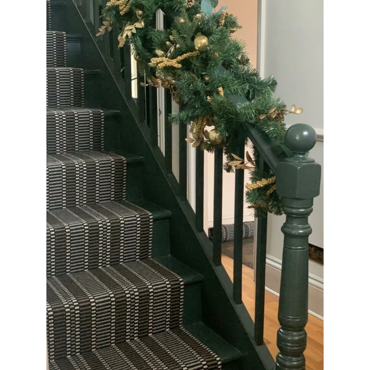 hartleytissier's tweet photo. We adore this festive staircase dressed in 'Damier Black', a bespoke version of our 'PNUK Black' runner. 🖤
#hartleytissier #hartleyandtissier #madeinengland #designedinfrance #flatweave #wool #carpet #stairrunner #interiordesign #staircase #flooring #woodenstairs #staircarpet https://t.co/ZwrTe5T33O
