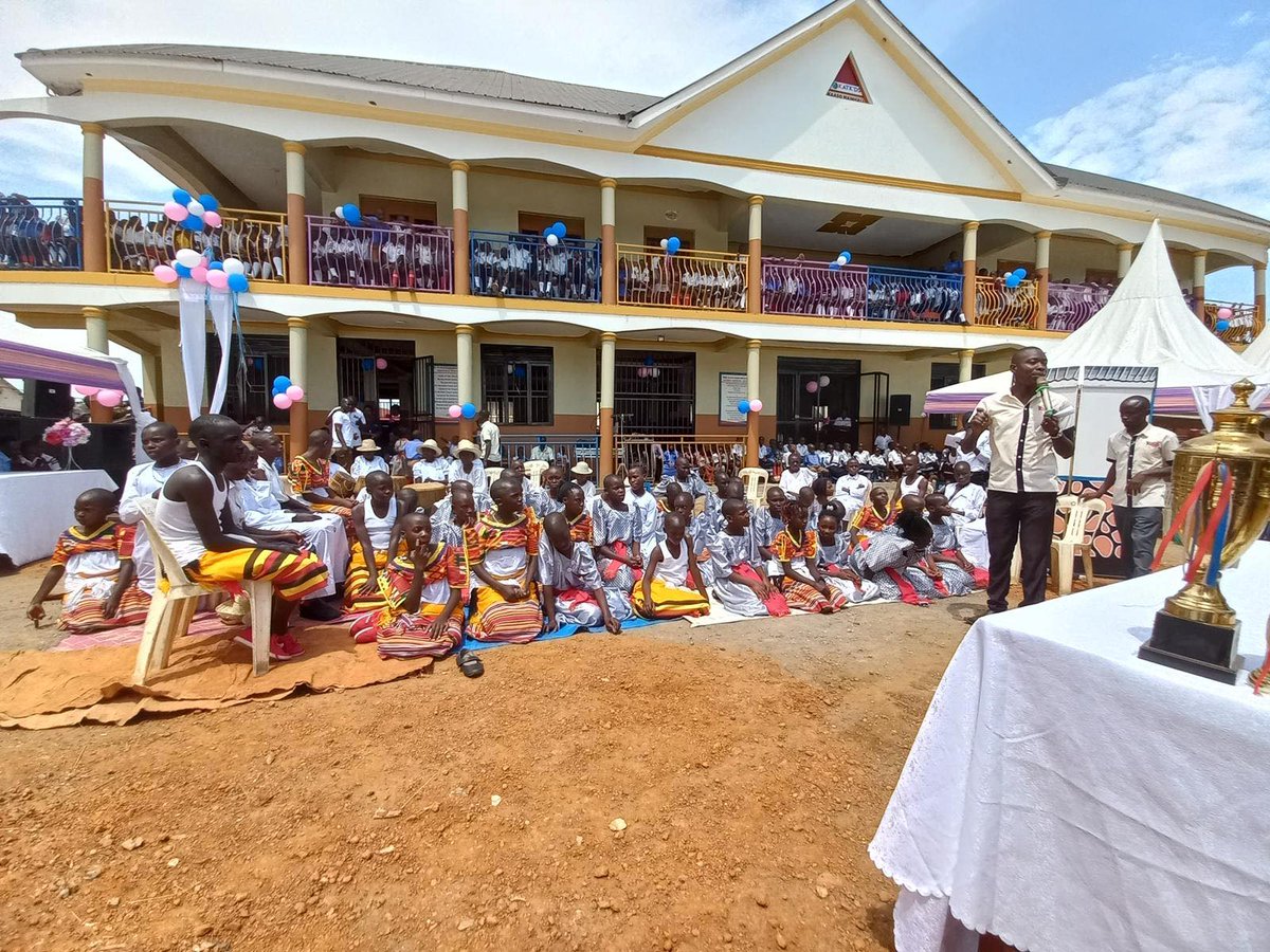 It's hard to believe KAASO started with just 12 students in 1999...there are now 707 students and 57 staff members! It is incredible to see how this school and community project have grown over the years 💚