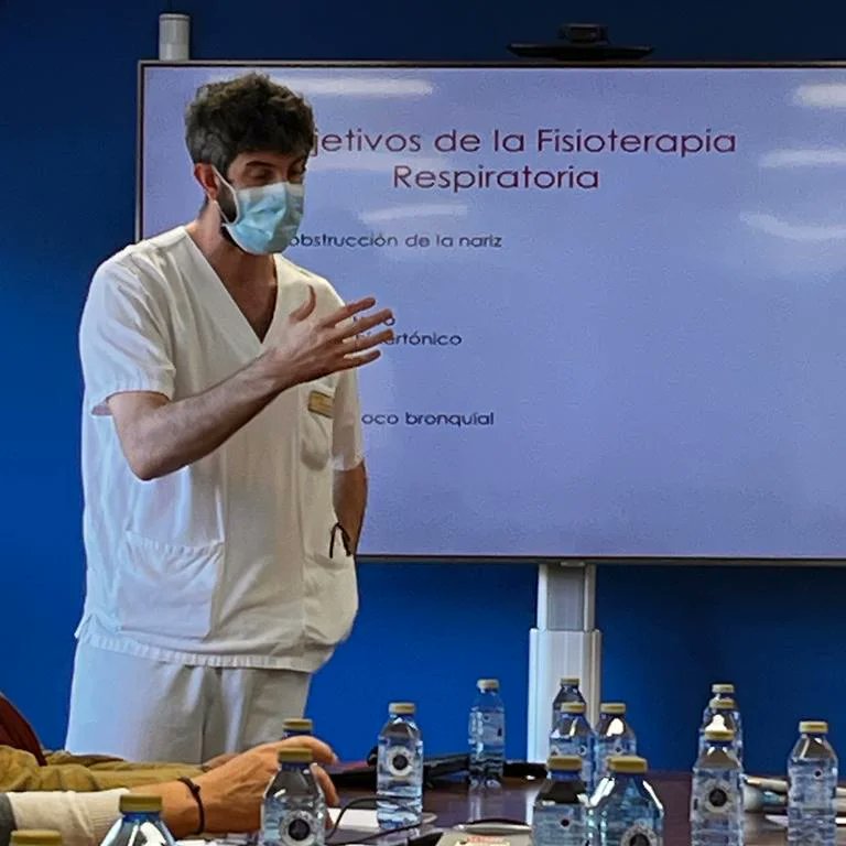 emmo_morrazo's tweet photo. O mércores a presidenta asistiu o consello de pacientes que organiza @HospitalPovisa . Nesta ocasión o tema principal foi o inverno, a gripe e problemas respiratorios que o acompañan 🤒🤧 https://t.co/fjQBs32dKR
