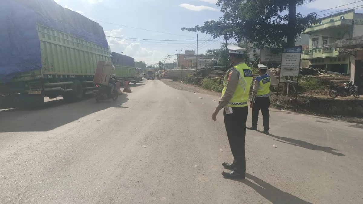 arismoshit's tweet photo. Volume kendaraan meningkat saat weekend, Jalintim terpantau padat dan tersendat

AKP @indrowono Kasat Lantas memimpin Personil PATAKA Sat Lantas Polres Banyuasin pada Sabtu sore, 17 Desember 2022 melaksanakan aktifitas pengaturan dan penguraian kepadatan arus lalu lintas https://t.co/H6T0HHH1Mg