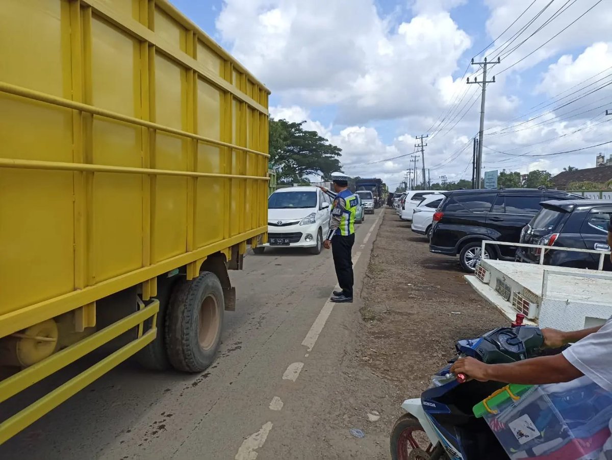 arismoshit's tweet photo. PATAKA pam lalin giat Haflatul Wada' di Ponpes Izzatuna

Aipda @zulkarnainsukri_1969 dan Bripka @a_cholikz Personil PATAKA Sat Lantas Polres Banyuasin pada Sabtu, 17 Desember 2022 melaksanakan aktifitas pengamanan dan pengaturan arus lalu lintas di Pintu masuk Ponpes Izzatuna https://t.co/pwU3MyyvWy