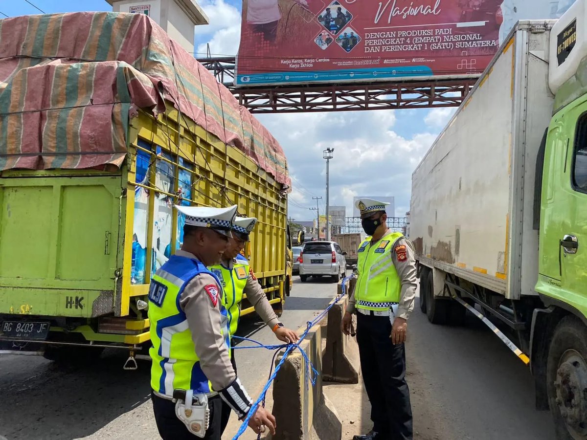 arismoshit's tweet photo. Rekayasa lalulintas dengan pemasangan Water Barrier di Batas Kota

Kasat Lantas AKP @indrowono memimpin Personil Sat Lantas Polres Banyuasin pada hari Sabtu, 17 Desember 2022 melaksanakan kegiatan rekayasa lalulintas dengan memasang dan merapikan water barrier pada median jalan https://t.co/VLx2PHtpyp