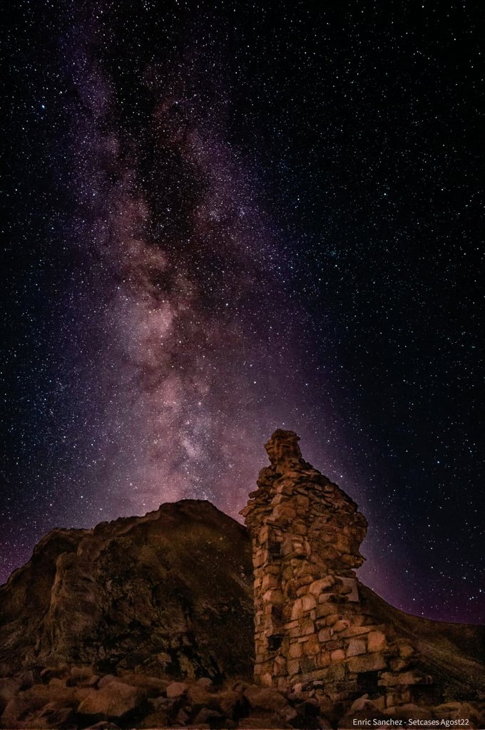 EL NUCLI DE LA VIA LÀCTIA captat per Enric Sànchez <a href="/ECardedeu/">EnricCardedeu</a> entre les runes de l'antic refugi d'Ulldeter, sobre les pistes de Vallter a #Setcases. L'agost a la 1h de la matinada i esquivant les pistes. Imagineu el potencial del Pirineu per a un nou tipus de #TurismeSostenible?