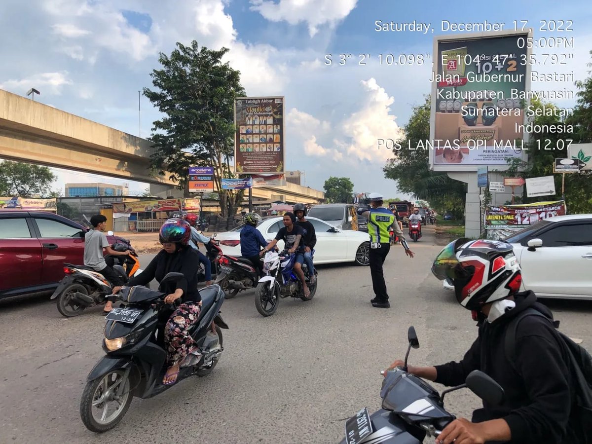arismoshit's tweet photo. PATAKA antisipasi kepadatan arus pada weekend di Seputaran OPI mall

Personil PATAKA Sat Lantas Polres Banyuasin pada Hari Sabtu, 17 Desember 2022 melaksanakan pengamanan dan pengaturan arus lalu lintas pada pusat perbelanjaan dan obyek rekreasi keluarga OPI mall https://t.co/LAAMqwculQ