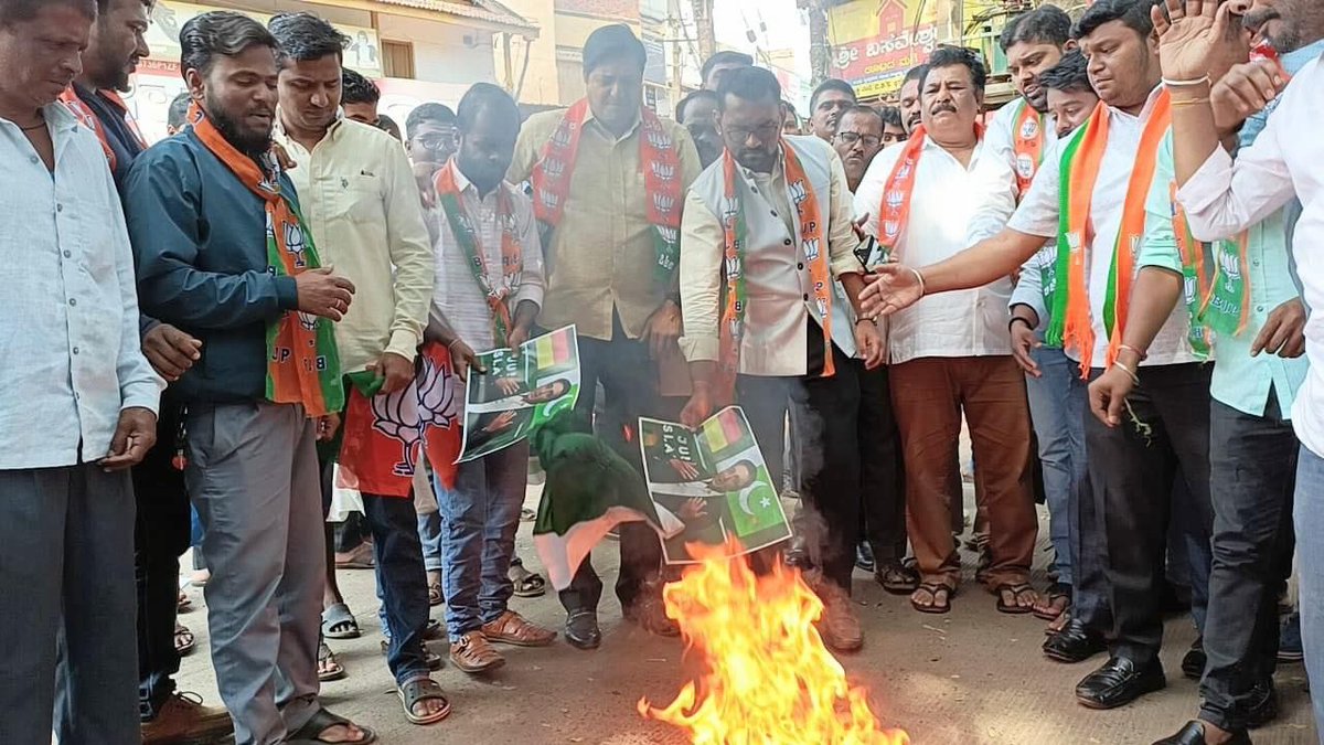 BJYMKarnataka's tweet photo. ನಮ್ಮ ದೇಶದ ಹೆಮ್ಮೆಯ ಪ್ರಧಾನ ಮಂತ್ರಿ ಶ್ರೀ @narendramodi ಜೀ ಅವರನ್ನು ಕುರಿತು ಅವಹೇಳನಕಾರಿ ಮಾತುಗಳನ್ನಾಡಿದ ಪಾಕಿಸ್ತಾನದ ವಿದೇಶಾಂಗ ಸಚಿವ ಬಿಲಾವಲ್ ಭುಟ್ಟೋ ವಿರುದ್ಧ ಹುಬ್ಬಳ್ಳಿ-ಧಾರವಾಡ ಮಹಾನಗರ ಬಿಜೆಪಿ ಜಿಲ್ಲಾ ಯುವಾ ಮೋರ್ಚಾ ವತಿಯಿಂದ ಪ್ರತಿಭಟನೆ ನಡೆಸಲಾಯಿತು.
#BJYM #Karnataka #Hubblli #Dharwad https://t.co/dD9yRjFDp9