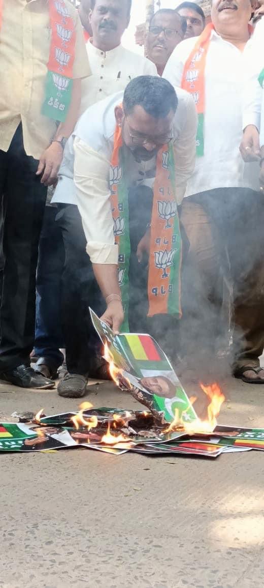 BJYMKarnataka's tweet photo. ನಮ್ಮ ದೇಶದ ಹೆಮ್ಮೆಯ ಪ್ರಧಾನ ಮಂತ್ರಿ ಶ್ರೀ @narendramodi ಜೀ ಅವರನ್ನು ಕುರಿತು ಅವಹೇಳನಕಾರಿ ಮಾತುಗಳನ್ನಾಡಿದ ಪಾಕಿಸ್ತಾನದ ವಿದೇಶಾಂಗ ಸಚಿವ ಬಿಲಾವಲ್ ಭುಟ್ಟೋ ವಿರುದ್ಧ ಹುಬ್ಬಳ್ಳಿ-ಧಾರವಾಡ ಮಹಾನಗರ ಬಿಜೆಪಿ ಜಿಲ್ಲಾ ಯುವಾ ಮೋರ್ಚಾ ವತಿಯಿಂದ ಪ್ರತಿಭಟನೆ ನಡೆಸಲಾಯಿತು.
#BJYM #Karnataka #Hubblli #Dharwad https://t.co/dD9yRjFDp9