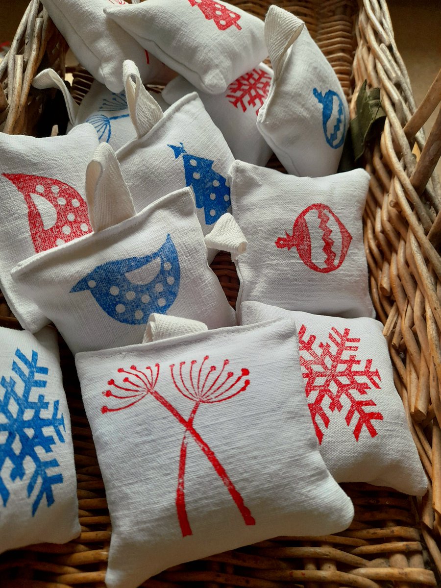 A basket full of handprinted lavender bags. Happy Saturday x

#handmade #lavenderbags #weddingfavours