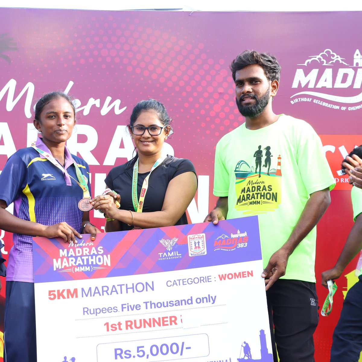 MadrasMarathon's tweet photo. #5km #women 1st  finisher 

#Tamil_prints_and_events  founder @_thamizh_1003 actor's @priyanair_pri  gave prize money to the first finisher of the 5 km distance

#modernmadrasmarathon #mmmarathon #mmmarathon2022 #mmm #Tamil_prints_and_events #chennaimarathon2022 https://t.co/XBSVFqDfaf