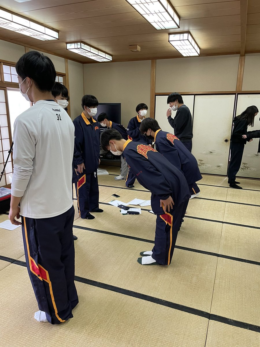 nbanotdankudake's tweet photo. 大和籠球@滋賀

・お辞儀の秘密
・相手を誘導するディフェンス
・バックカット×ダブルパンチ

なぜ学生たちが主体的に礼をしたくなるのか。それは禮（礼）のパワーを身体で体験したから。動画で何百回見ても伝わらない、実体験が全て。
素直で元氣な高校生たち、@Basket_IQ さんありがとうございます！ https://t.co/cmCJQi5qb4