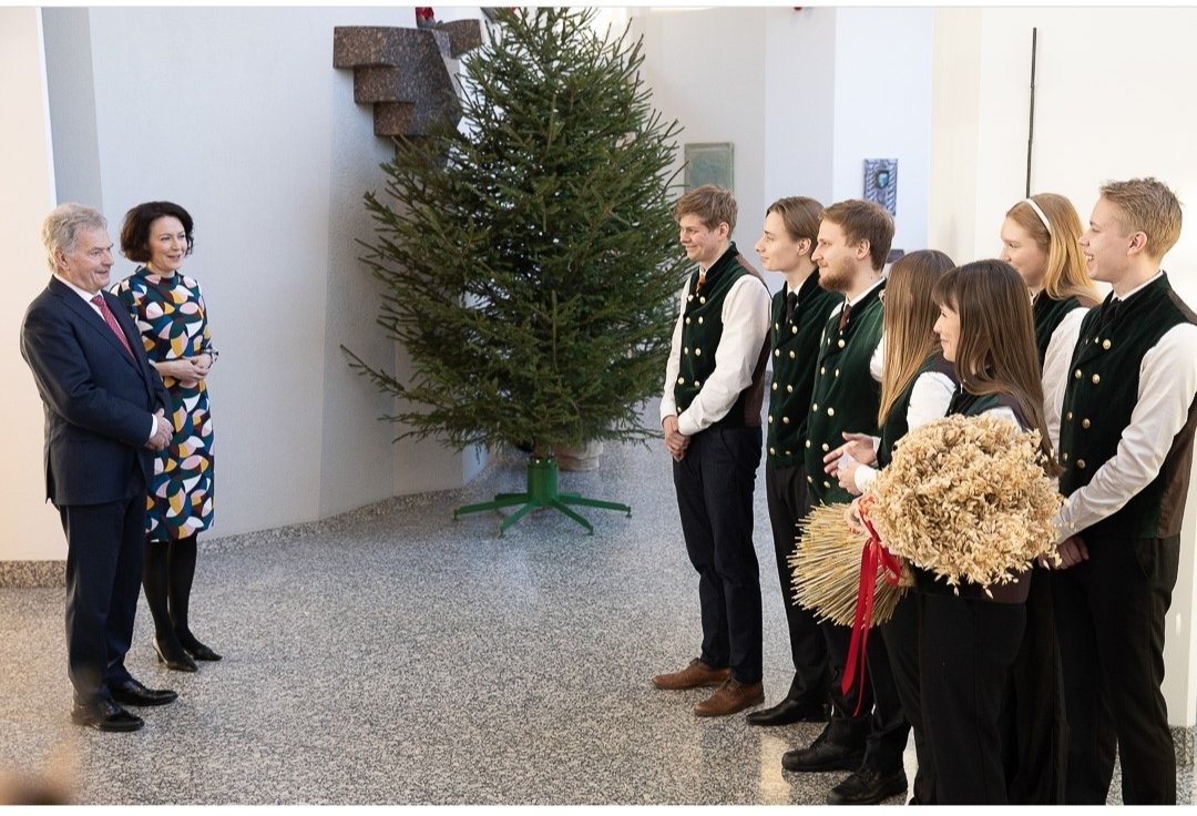 kuusikauppa's tweet photo. Muutaman etävuoden jälkeen Kuusikauppiaat sekä Metsäylioppilaat ry:n puheenjohtaja pääsivät luovuttamaan joulukuusen perinteiseen tapaan Tasavallan Presidentti Sauli Niinistölle sekä rouva Jenni Haukiolle.

Ikimuistoinen ja upea kokemus! 

kuva: @TPKanslia https://t.co/VAjxjo4flj