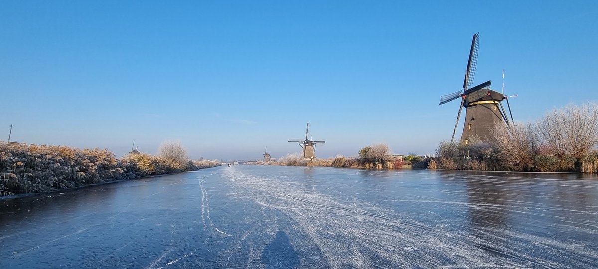 johan_klos's tweet photo. Goedemiddag toch maar even met de #fiets ee op uit #geweest was goed te doen #winter in #kinderdijk ook maar even op het #ijs gestaan voor de #weerfoto @BuienRadarNL @Weerplaza @RTV_Rijnmond @weeronline @Talpaweer 🙋♀️🙋♂️ https://t.co/gJtfKIvpLu