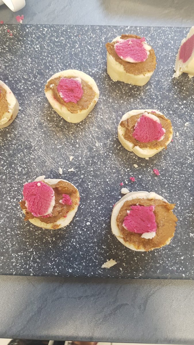 Für die KV-Liebhaber ein paar Eindrücke aus der Weihnachtsbäckerei.