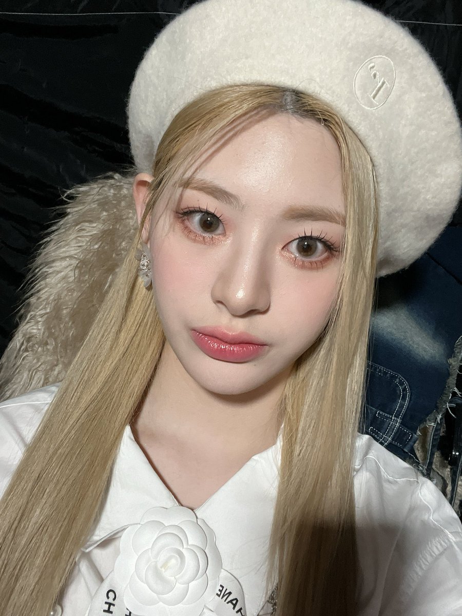 seeunpics's tweet photo. chanel girl https://t.co/sN5HHXx7kc