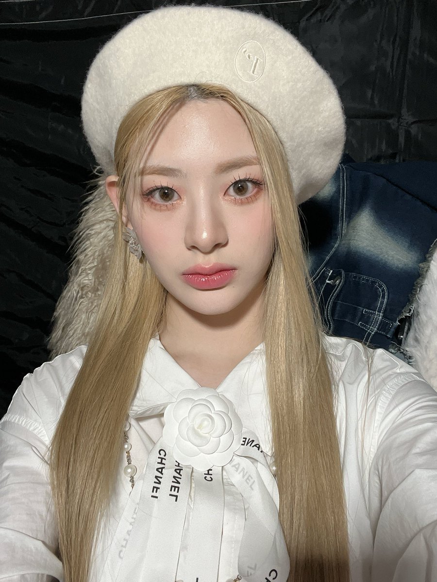 seeunpics's tweet photo. chanel girl https://t.co/sN5HHXx7kc