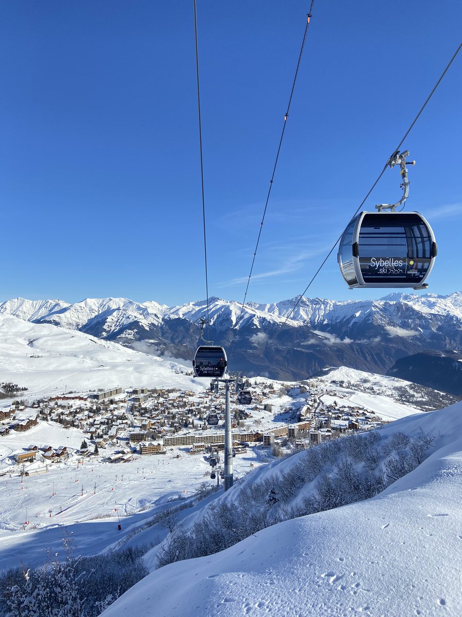 LesSybelles's tweet photo. Aujourd’hui démarre une Sybelles saison : beau temps, neige, domaine au top et une belle télécabine 🥳🏂🌧 @PLRP75 @ALTERNATIVEPR @DoppelmayrGmbH @DSkiables https://t.co/KodWFxlfkC