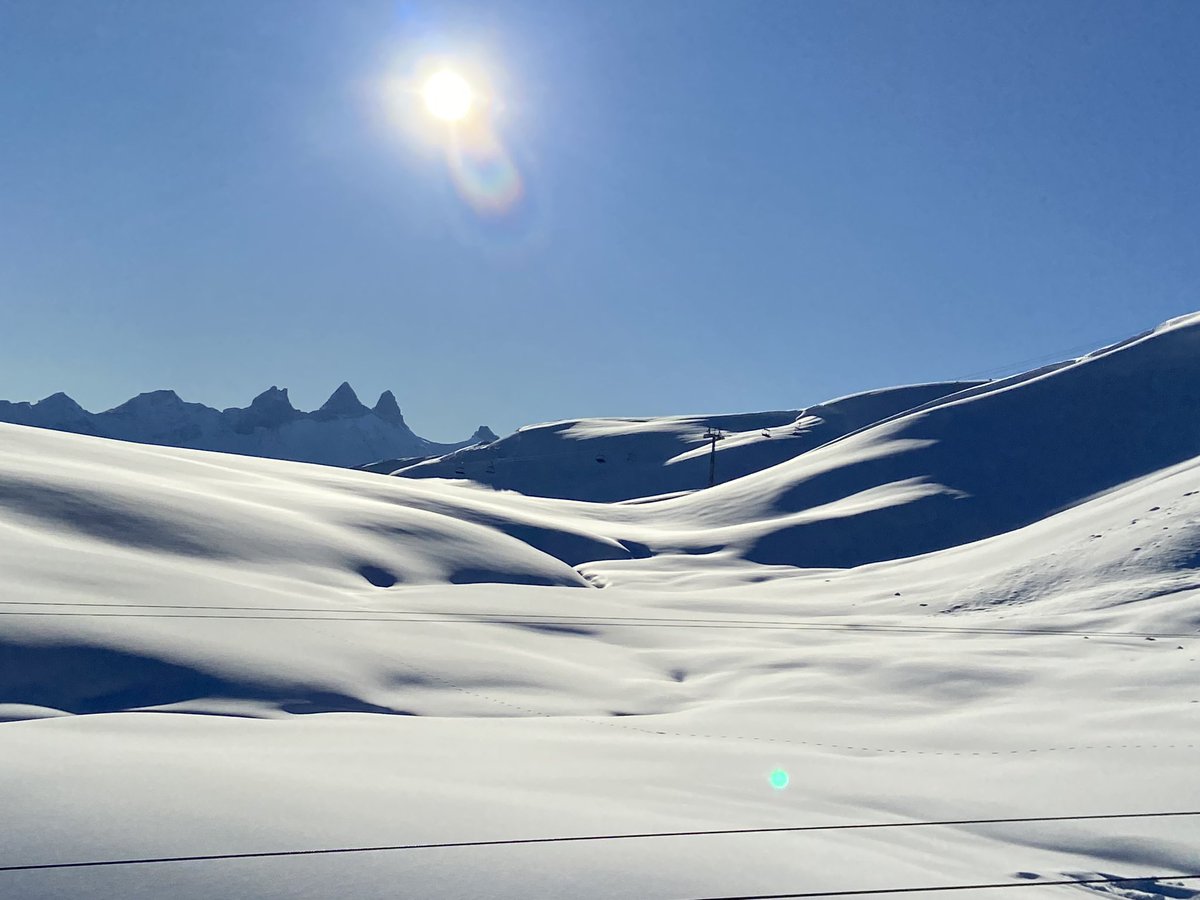 LesSybelles's tweet photo. Aujourd’hui démarre une Sybelles saison : beau temps, neige, domaine au top et une belle télécabine 🥳🏂🌧 @PLRP75 @ALTERNATIVEPR @DoppelmayrGmbH @DSkiables https://t.co/KodWFxlfkC