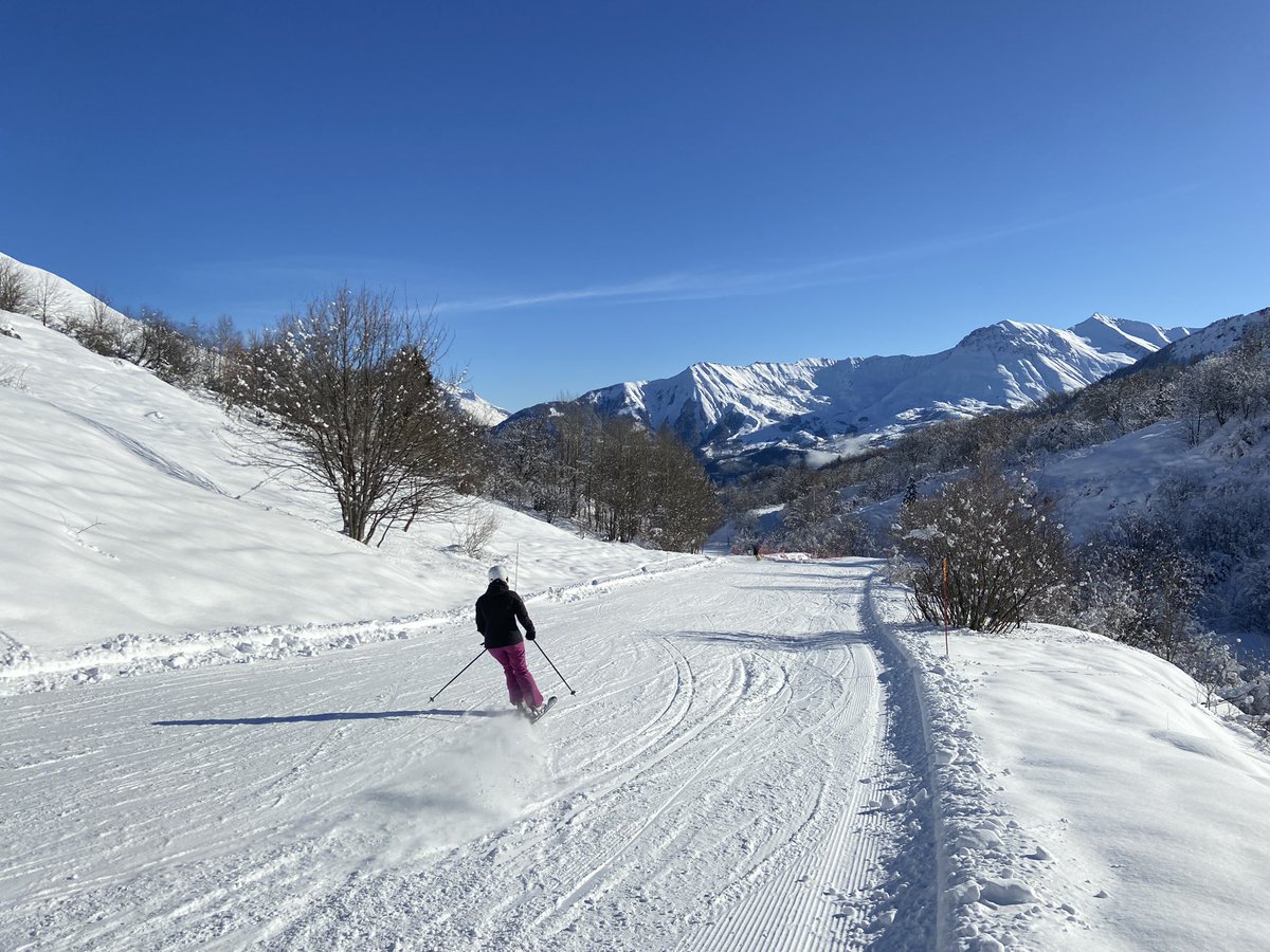 LesSybelles's tweet photo. Aujourd’hui démarre une Sybelles saison : beau temps, neige, domaine au top et une belle télécabine 🥳🏂🌧 @PLRP75 @ALTERNATIVEPR @DoppelmayrGmbH @DSkiables https://t.co/KodWFxlfkC