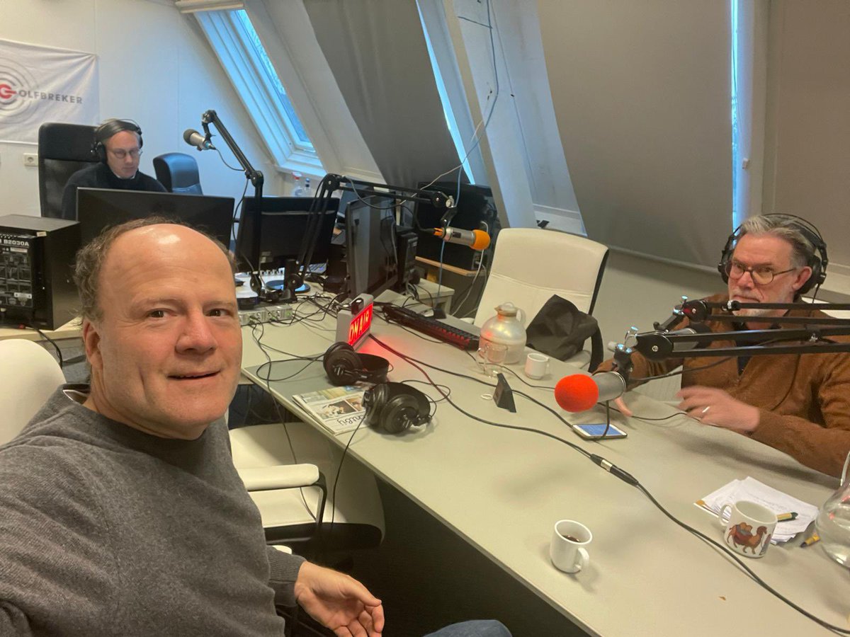 Leusden kan alleen uit de politieke crisis komen zónder Lokaal Belangrijk. De aanstichter van de Leusdense kerstcrisis, <a href="/CarlosGenders/">Carlos Genders</a> van de <a href="/VVDLeusden/">VVD LEUSDEN</a>, legt uit waarom. Op <a href="/Golfbrekerradio/">Golfbreker Radio</a> mixcloud.com/golfbreker/car… <a href="/HoogendijkKees/">Kees Hoogendijk</a> @DaanBleuel <a href="/PeterLangenAfrt/">Peter de Langen</a>