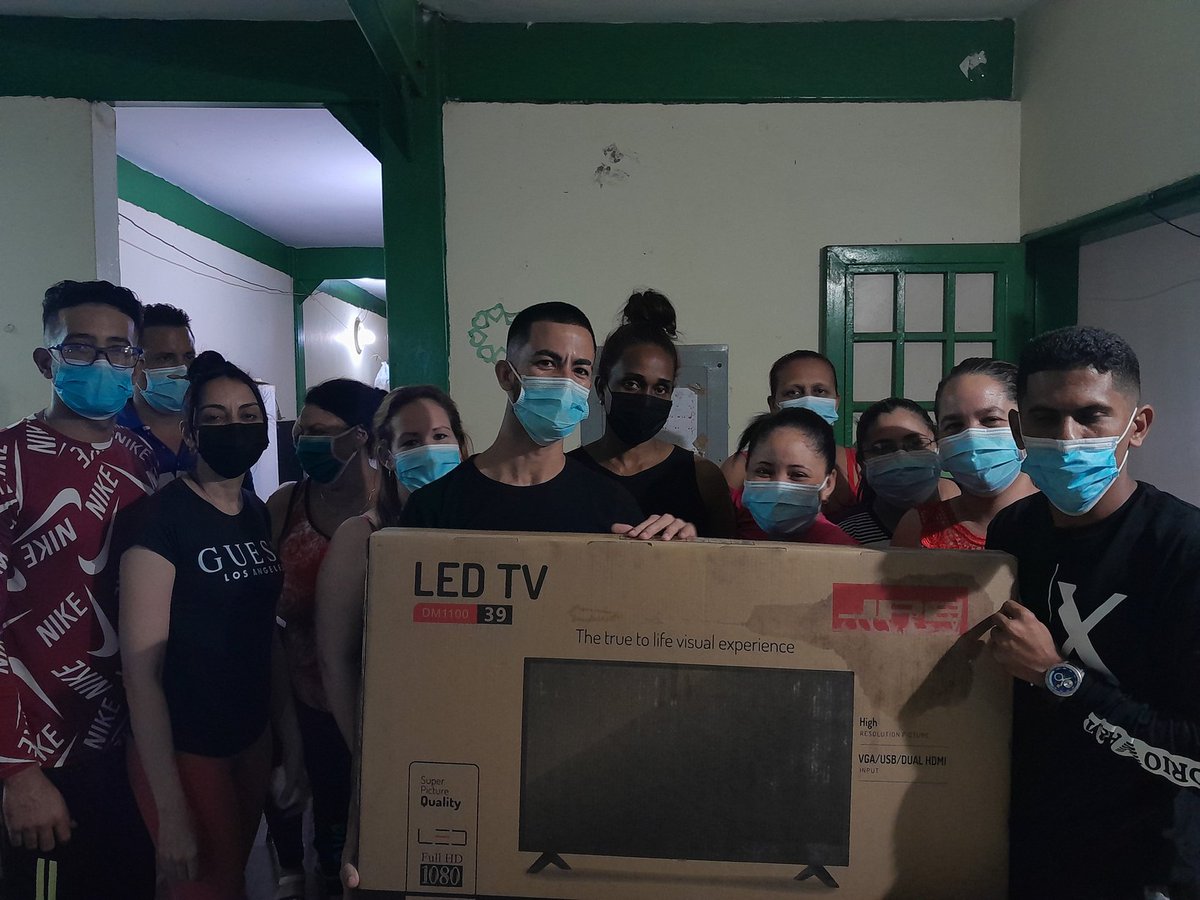 Reunión de trabajo con la brigada médica CDI Lomas del Callao, además se le entrega un TV para mejorar sus condiciones dada por la misión. <a href="/Cubacooperabol2/">Brigada Médica 🇨🇺 Bolívar🇻🇪</a> <a href="/cubacooperaven/">Brigada Médica Cubana en Venezuela</a> <a href="/CdiLomas/">CDI Lomas del Callao Estado Bolivar</a> <a href="/PerezAltunaga/">Esther Pérez Altunaga</a> <a href="/DeZurdaTeam_/">DeZurdaTeam 📳</a> <a href="/DPSVillaClara/">DPS Villa Clara</a> @Colina_VClara