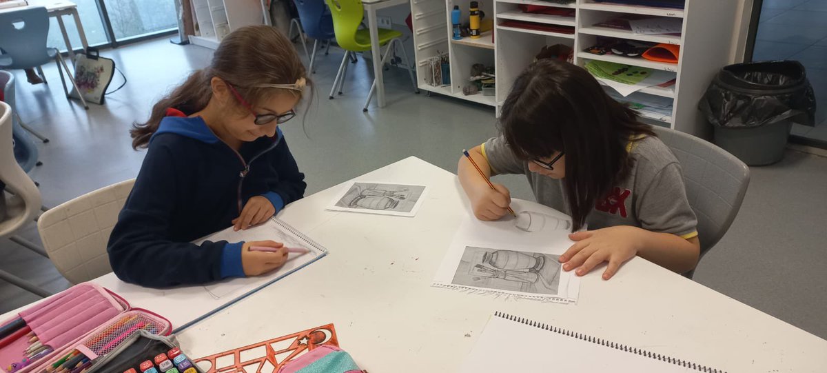 Rize_BK's tweet photo. Görsel Sanatlar dersimizde deseni oluşturan temel ilkelere değindik. Geometrik obje  çizimlerini lekesel üslup ile açık-orta-koyu olarak tonladık.🎨✏️🖌️

@dagozlem @Savas_BOYAR @azizsonkaya @GokcemTaser @Rize_BK https://t.co/OgICUsybiP
