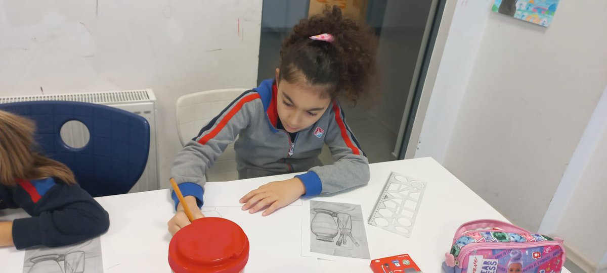 Rize_BK's tweet photo. Görsel Sanatlar dersimizde deseni oluşturan temel ilkelere değindik. Geometrik obje  çizimlerini lekesel üslup ile açık-orta-koyu olarak tonladık.🎨✏️🖌️

@dagozlem @Savas_BOYAR @azizsonkaya @GokcemTaser @Rize_BK https://t.co/OgICUsybiP