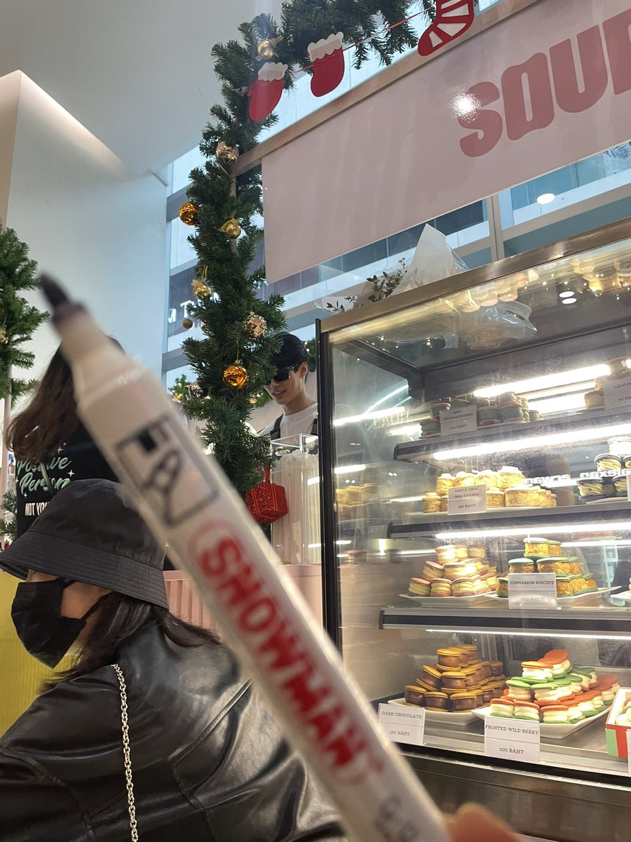 Metakyu8899's tweet photo. Menangisi tuan muda metawin 😭😭😭😭 hai putri 😭😭😭😭😭😭 sayang metawin banyak banyak  #SourixVelatoPopupstore #winmetawin https://t.co/MUlomGmMJD