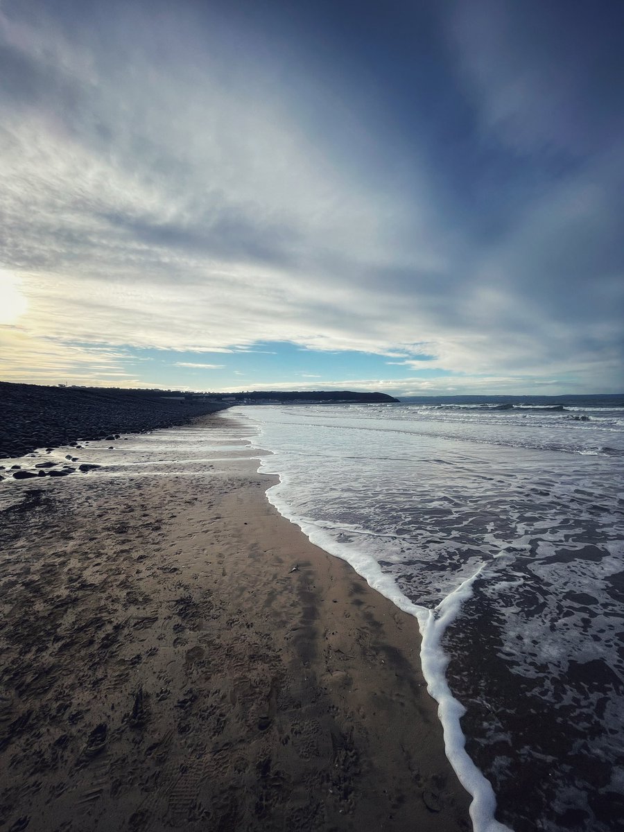 thisdevon's tweet photo. ‘Something is going to change’ #devon #this_devon #hightide #stillfreezing @NorthamBurrows https://t.co/YVaQWR16eA