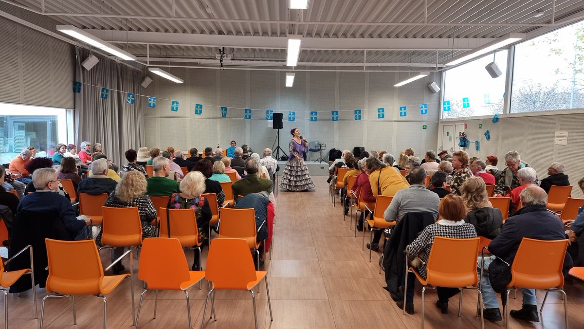 La Casa de Asturias con los mayores en el Centro de Ocio. Con María Gracia y Álex del Río