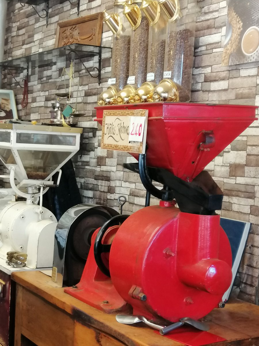 Fatih Malta çarşısında Şeker han karşısında 60 yıldan fazla bir süredir kahvecilik yapan Malta kahvecisinden taze çekim kahvemi alırken mekan sahibi Selim Bey de capucinomu hazırlıyor. Kahvesi ayrı güzel amma capucinosunu da hassaten tavsiye ederim <a href="/slimdnmz/">maltakurukahvecisi</a>  #kahve