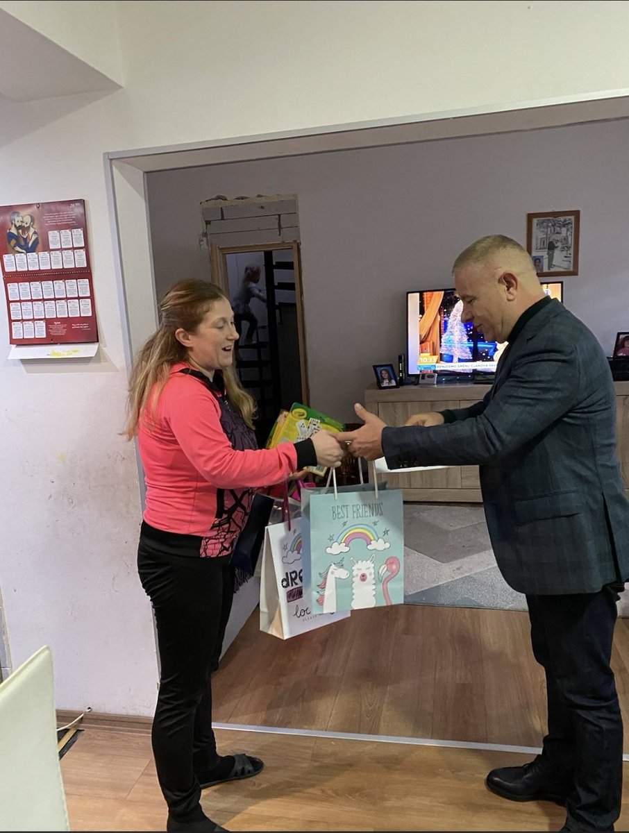 Milickovic_M's tweet photo. Vitalnosti jednog društva ogleda se u jačini porodice. Danas sam posetio porodicu Nebojše Tasić u Rakovici i pomogao im da nabave dve tone peleta kako bi lakše prebrodili zimu. Nebojša ima devetoro unučadi, dva sina i ćerku i svi žive složno i u ljubavi. https://t.co/oyYmeM6ciM