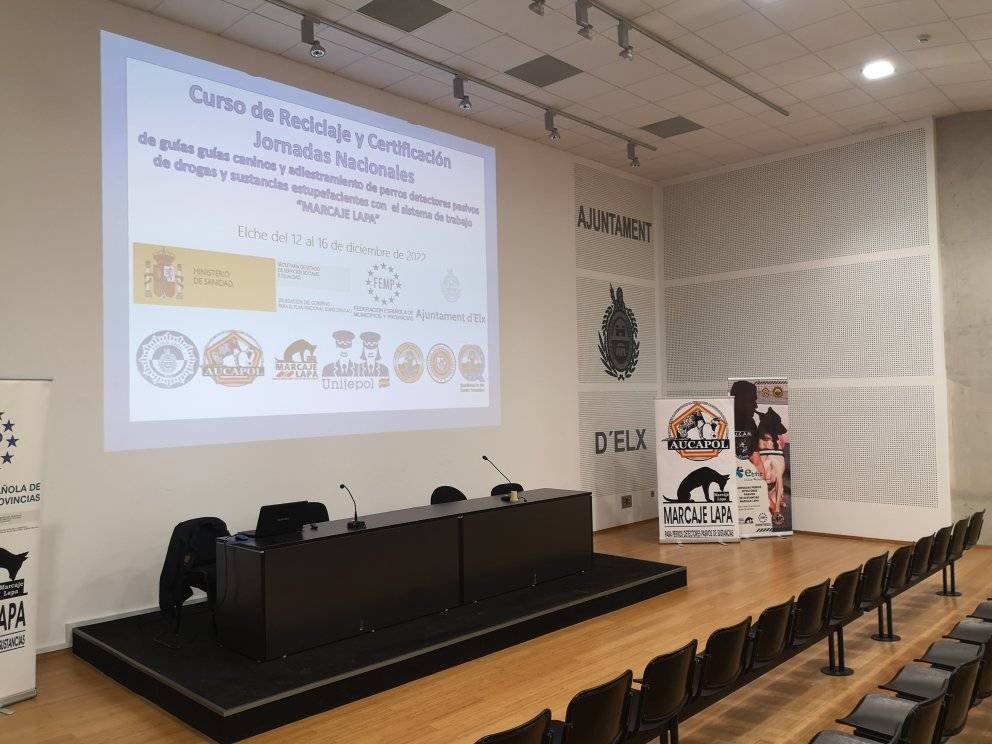 Unijepol_CV's tweet photo. 🐾Nuestros compañeros @LapaMarcaje  han vuelto a la C.Valenciana - #Elche @ajuntamentelx con su Curso de Reciclaje y Certificación, además de las Jornadas Nacionales de #GuíasCaninos y adiestramiento para perros detectores de sustancias #marcajelapa #ucans #binomios 🐶🐾👮‍♂️👮‍♀️ https://t.co/4RleTzmeeK