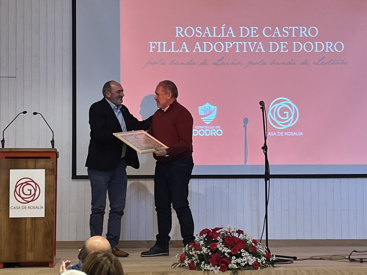 Casa de Rosalรญa (@casaderosalia) on Twitter photo Agora o alcalde do <a href="/Conc_deDodro/">Concello de Dodro</a> Xabier Castro entrรฉgalle a Anxo Angueira o tรญtulo de Filla Adoptiva Agora o alcalde do <a href="/Conc_deDodro/">Concello de Dodro</a> Xabier Castro entrรฉgalle a Anxo Angueira o tรญtulo de Filla Adoptiva