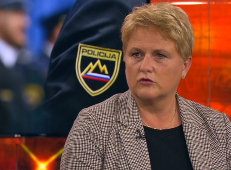 Demokracija1's tweet photo. Jelka #Godec: “Slovenska policija je varovala papeža, ameriške predsednike in jaz ne vidim vzroka, da predsednik vlade ne bi zaupal policiji” https://t.co/KcZI5N1sfp https://t.co/MlbF0L49rd