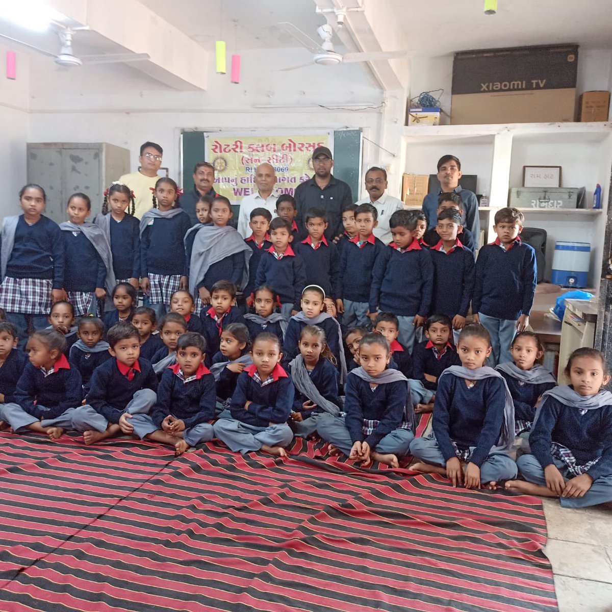 kavyah7414's tweet photo. રોટરી ક્લબ બોરસદ દ્વારા દાતા શ્રી ના આથિઁક સહયોગથી પરા વિસ્તાર ની શાળા મહાદેવપુરા ( નવાપુરા) તા.આંકલાવ ના ૫૬ બાળકો અને રતનપુરા ( ડભાસી) તા. બોરસદ ના ૬૮ બાળકો ને સ્વેટર વહેંચવા મા આવ્યા હતા. આ સમગ્ર કાયઁકમ મા રોટરી પ્રમુખ ચિરાગભાઈ ,સેકેટરી શૈલેશભાઈ ગોસાઈ હાજર રહ્યા હતા https://t.co/KaN2JBwJrx