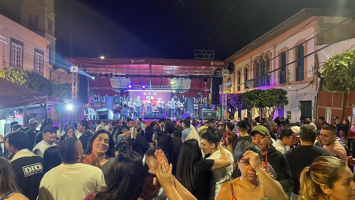 lasextrellas's tweet photo. Siempre el municipio de LA MESA nos recibe con los brazos abiertos. Gran concierto anoche❤️👏👍🙏🏻 #concierto #lasextrellas https://t.co/hbx4WXQY5L