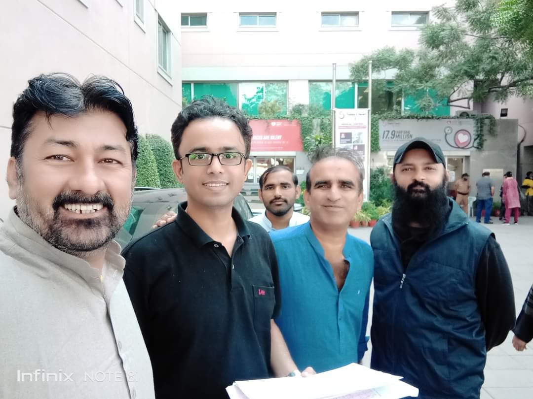 ZangejoSattar's tweet photo. اصغر جا ٿورا طبا اسپتال جي ڊاڪٽر صاحب جي آن ڪال اپائينٽمينٽ تي طبا پهچايو
 مون سان ڊاڪٽر ڏانهن گڏجي هليو ۽
 ڪراچي ڏُکي ٽريفڪ ۾ واپس ڇڏيائين
دل جي تڪليف جي هن مرحلي ۾ ڪيترائي دوست
 ملاقتون فون ڪري حوصلو وڌائين پيا جا به لک ٿورا
ڪٿي ڪٿي آرام سبب فون نه کنيو ته
  معذرت https://t.co/v2izFUMkyu