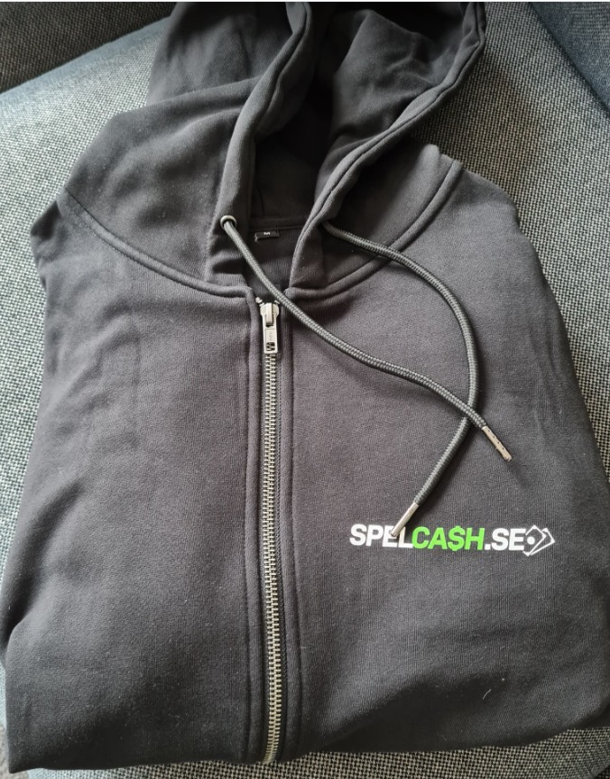 ⭐️ Tävling - vinn hoodie!⭐️

✅ Följ <a href="/SpelcashSE/">Spelcash</a> 
 
✅ Gilla tweeten

Vi drar en slumpvis vinnare imorgon (måndag).

Lycka till!