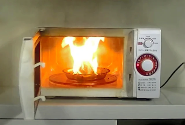 【注意喚起】芋やパンによる火災が多発！？電子レンジ火災が過去最多に