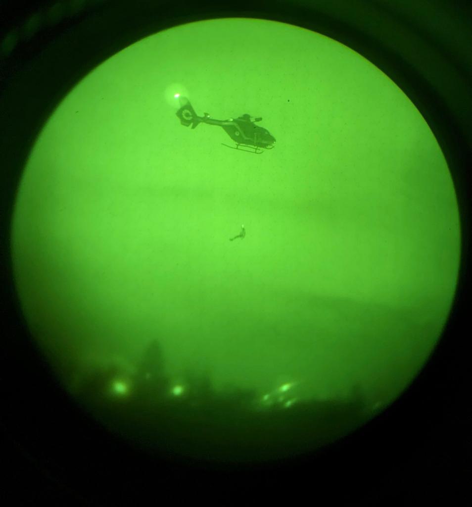 FORCEAERIENNE83's tweet photo. Cette semaine, formation des équipages de la section aérienne de la gendarmerie de Toulouse au treuillage et à l'aérocordage sous jumelles de vision nocturne (JVN).

Tous ces efforts pour agir plus efficacement au service de la population.

#gendarmerienationale
#CFAGN
#GIGN https://t.co/pHitOxo0Mt