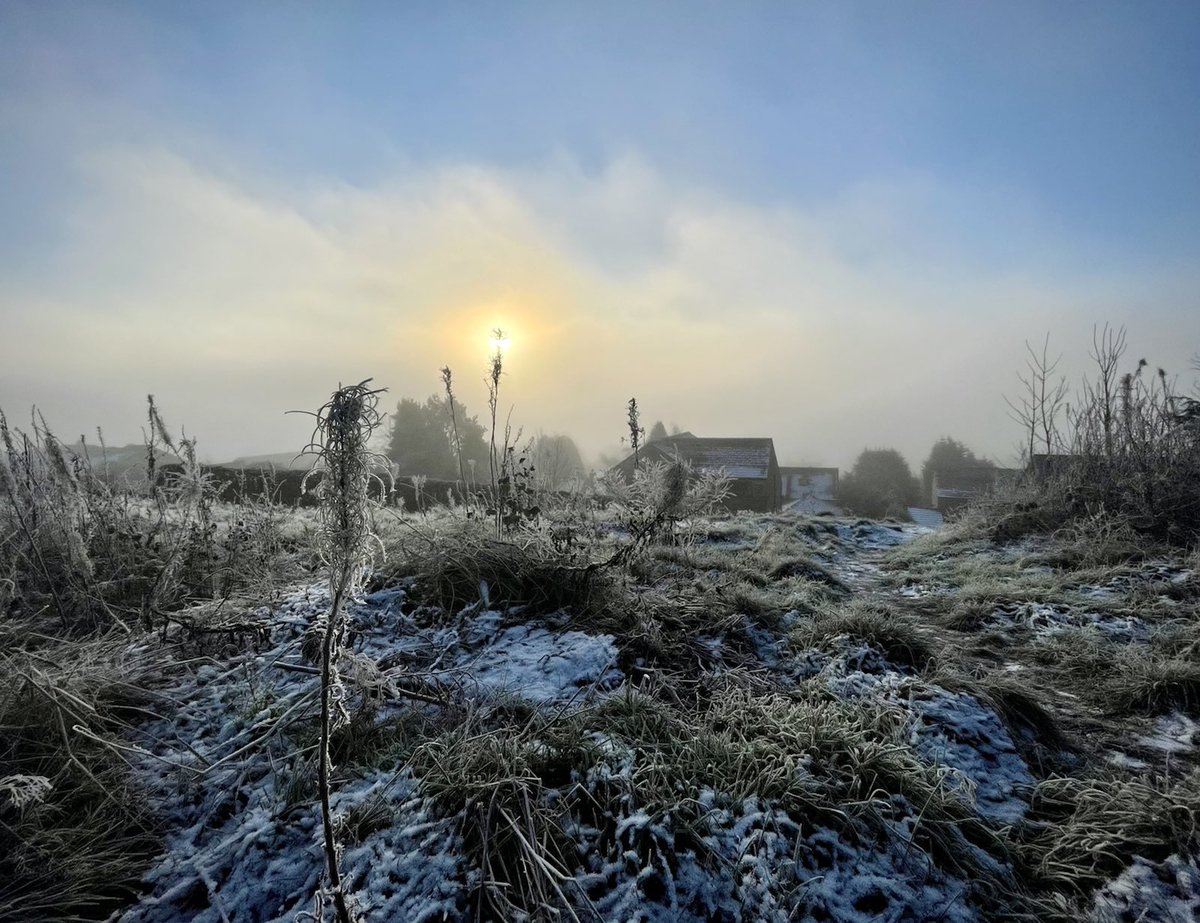HowDoYorkshire's tweet photo. It's been quite the week for weather but relatively easy on the eye, it has to be said! We'd love to see your Wintery pics from around the 'Shire.
Thanks to Lucy Barker for sending us these shots ❄️
Thornton, Bradford.
#WinterWonderland #HappyMidwinter #StayCosyBradford https://t.co/TgV7YtyUVu