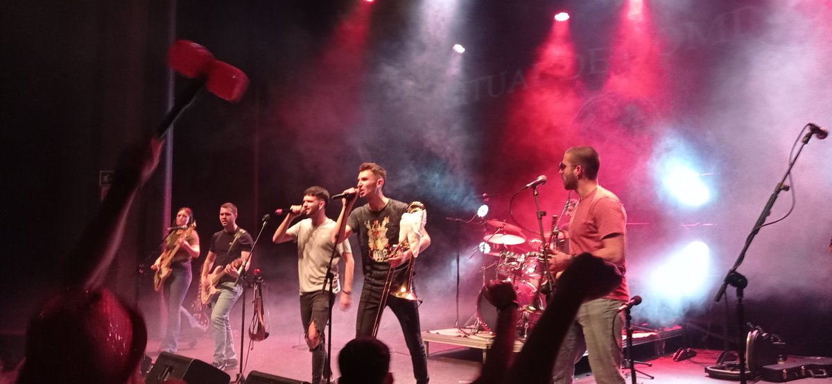luisparrapascau's tweet photo. Ayer, lo grupo #Mallazo presentó, a traviés d'un conzierto en lo teatro Victoria de Monzón, lo suyo zaguero album "Sin bajar del autobús"
Disco que agrupa uns cuantos estilos mosicals. Con letras plenas de reivindicazión, emotivas y, sobretot, fiesteras.
tos los recomiendo!🤘 https://t.co/RQSZWSsKuf