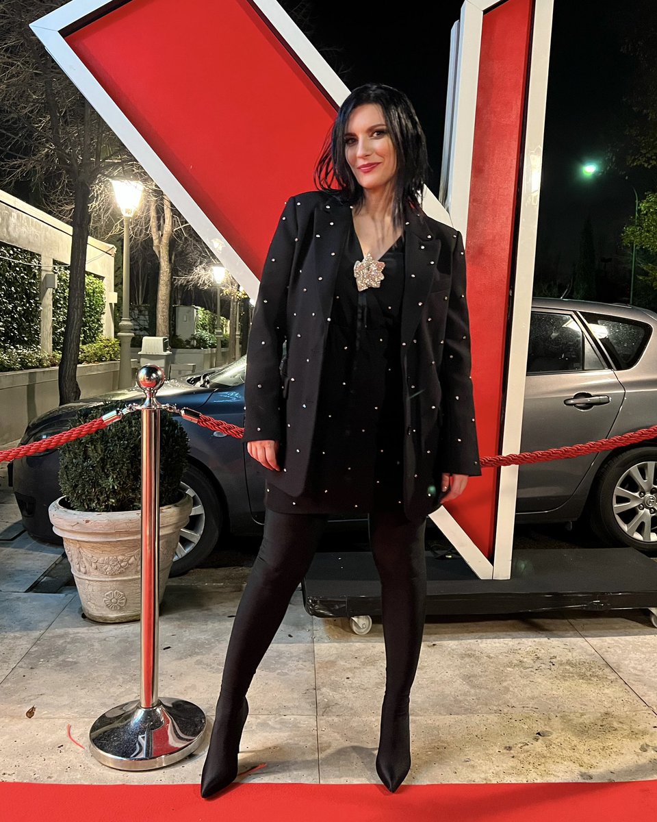 LauraPausini's tweet photo. A las 2 de la mañana, después de dos intensos días de ensayos y grabaciones y directo, no pude evitar celebrar semejante temporada de @lavozantena3 ! 
¡Mira lo que hemos estado haciendo! 
N on potevo non festeggiare una stagione cosí di #LaVoz
Guadate cosa abbiamo combinato! https://t.co/vcHoXBuAHD