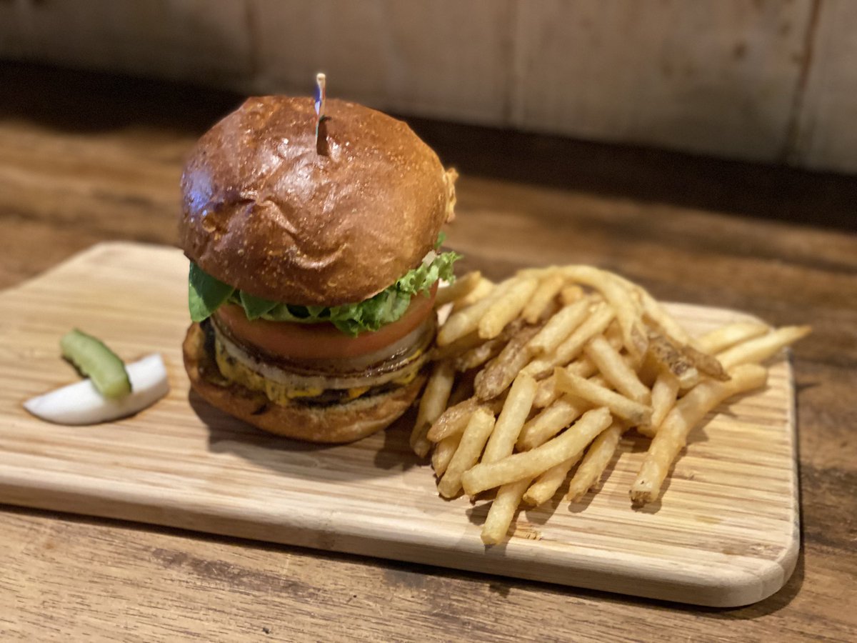 _chamomi_le's tweet photo. 「僕たち友達だよな？」
咲太と理央が訪れたハンバーガーカフェはおそらくグラブスかな。一番人気のカリフォルニアバーガーとコーヒー、カフェラテにしたんだけど、もしかしたら“店自慢の〜“はシンプルにGRABSクラシックかもしれない。
#青春ブタ野郎はマイスチューデントの夢を見ない #青ブタ #夢見る https://t.co/vSu17upM7m