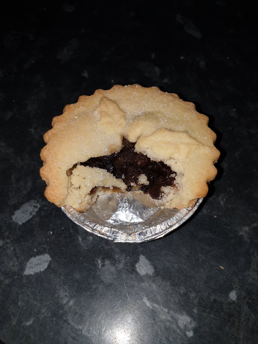 DOSsimonscot's tweet photo. 1 second. The microwave difference between a toasty warm mince pie and molten lava that can burns through to the earth's core! #thirddegreeburn #MerryChristmas https://t.co/ABckKJIXjC